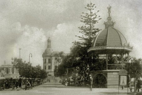 Odón Slavo en Plaza Colon, Antofagasta, 1910.